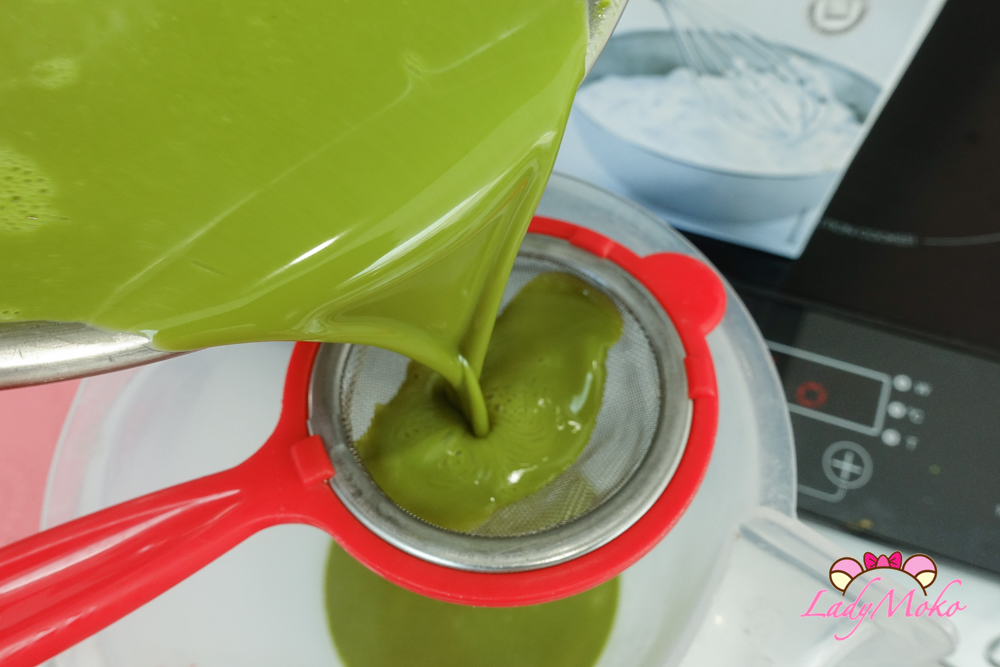 將布丁液過篩倒入模具中，確保口感滑順細緻 Straining the custard into molds for a silky smooth texture