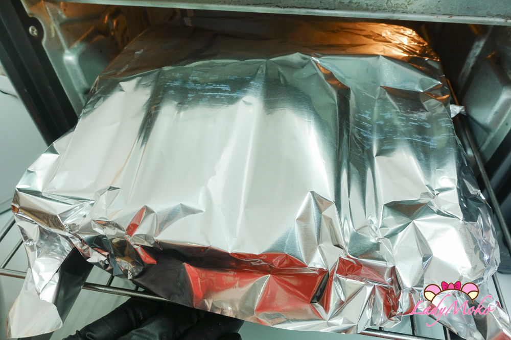 蓋上一層鋁箔可以防止表面結皮 Cover the pudding with aluminum foil