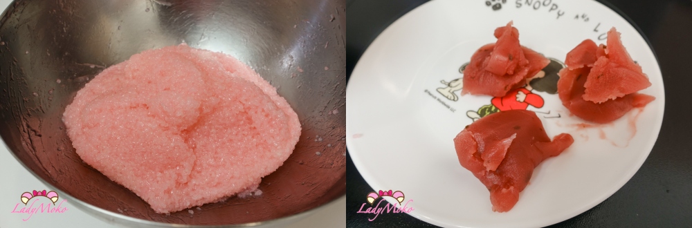 Dividing the mochi dough into equal portions for shaping 將櫻餅糰分割成等份備用
