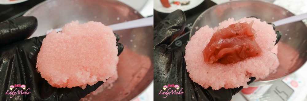 Flattening mochi dough and placing red bean or sakura filling inside / 壓平糯米糰並包入紅豆或櫻花內餡