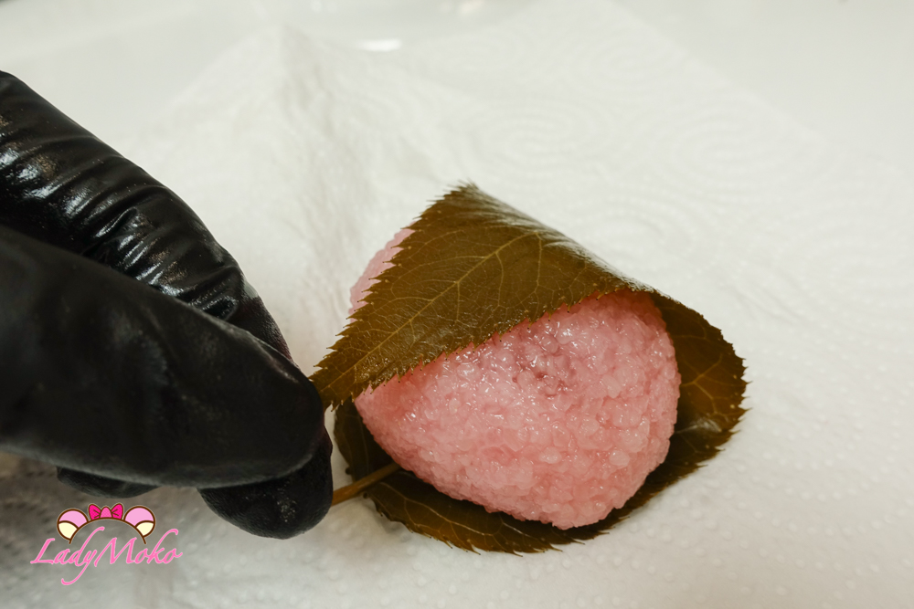 Wrapping the mochi with a salted cherry blossom leaf 用鹽漬櫻花葉包裹櫻餅