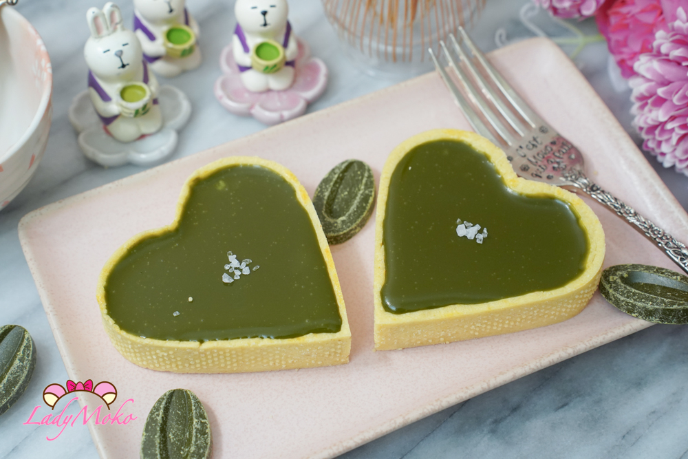 法式抹茶生巧克力塔近距離細節 Close-up of matcha nama chocolate tart