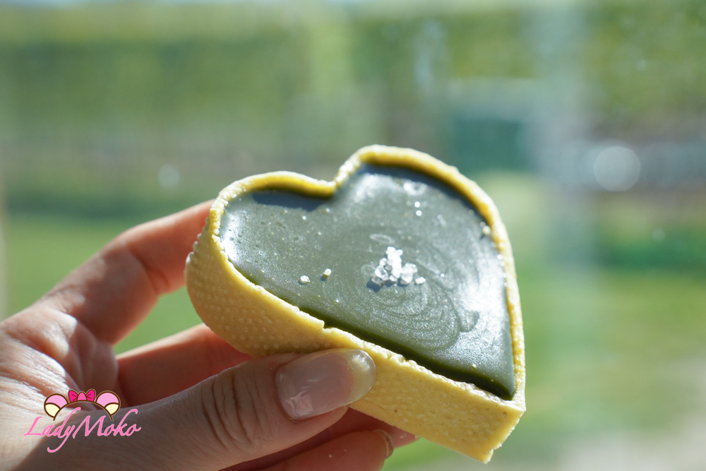 法式抹茶生巧克力塔近距離細節 Close-up of matcha nama chocolate tart