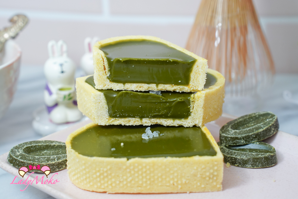 抹茶生巧克力塔近距離細節 Close-up of matcha nama chocolate tart