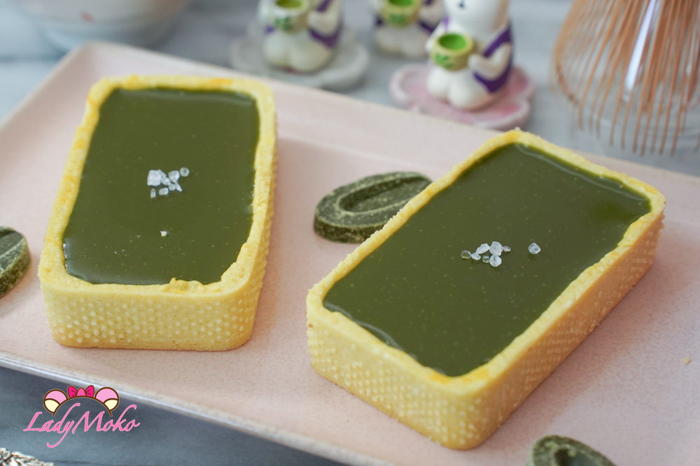 整顆抹茶生巧克力塔擺盤 Whole matcha nama chocolate tart plated in a minimalist style