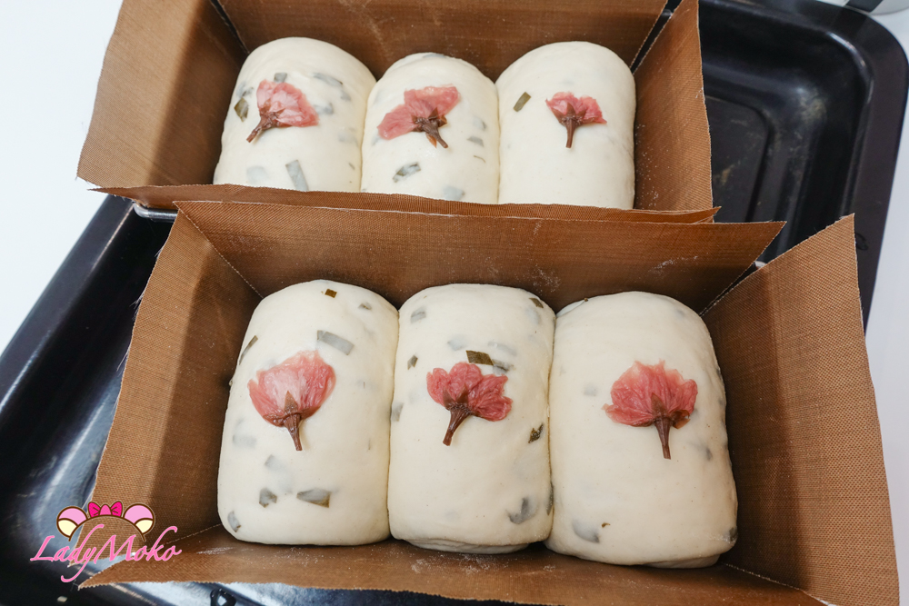 發酵完成後擺上鹽漬櫻花 三峰吐司造型完成 Placing salted cherry blossoms on proofed dough before baking