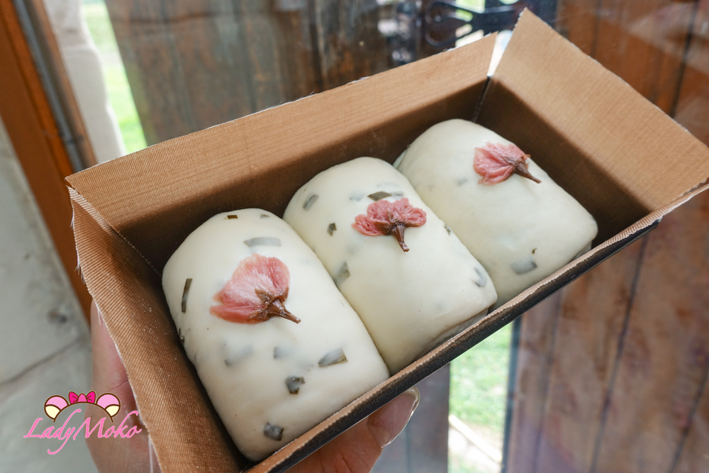 發酵完成後擺上鹽漬櫻花 三峰吐司造型完成 Placing salted cherry blossoms on proofed dough before baking