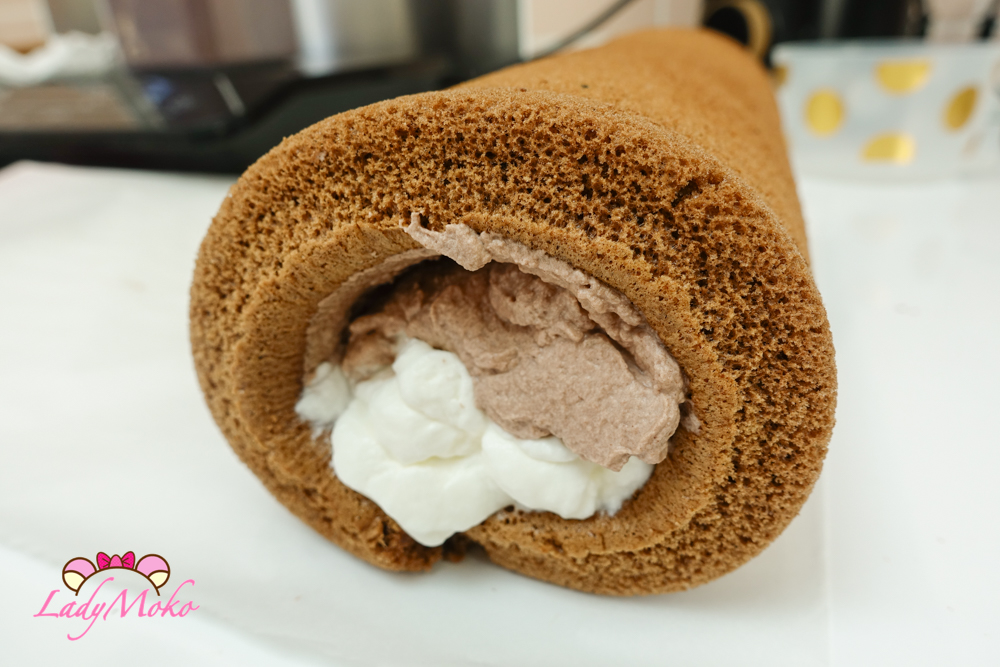 超厚雙內餡戚風巧克力蛋糕捲食譜：捲好的蛋糕捲