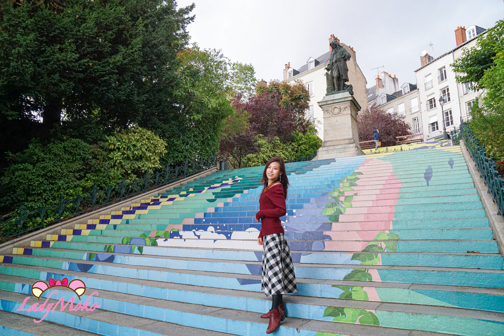 法國羅亞爾河城堡景點 布盧瓦城堡（Château de Blois）丹尼斯・帕潘彩色階梯（Escalier Denis Papin）｜布盧瓦最上鏡的城市藝術地標