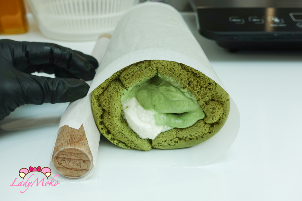 超厚抹茶櫻花雙餡抹茶蛋糕捲食譜 Matcha Sakura Roll Cake Recipe 用烘焙紙與擀麵棍將蛋糕捲捲起