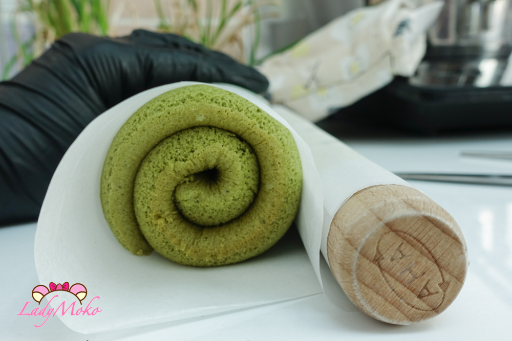 抹茶蛋糕捲素捲食譜 Matcha Roll Cake Recipe 用烘焙紙語擀麵棍將蛋糕捲起來