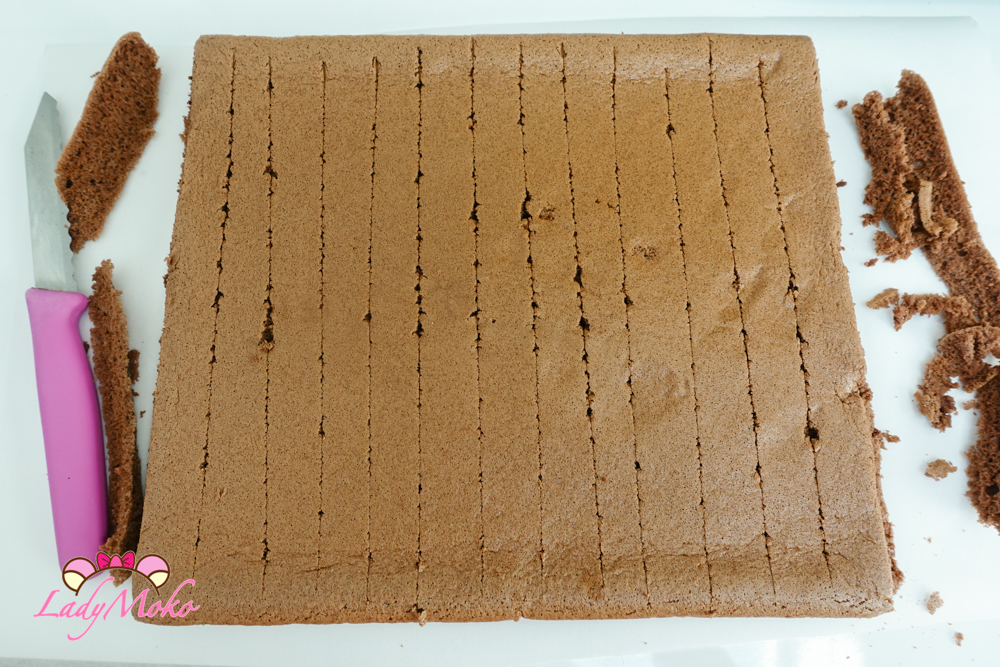 無花果巧克力蛋糕捲食譜 Extra-Thick Fig Chocolate Roll Cake Recipe 將蛋糕切線,比較好捲