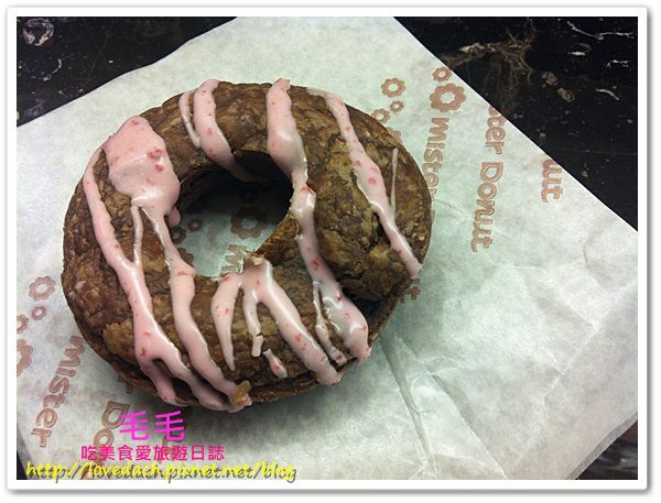 連鎖 》食記:Mister Donut。派系列新登場!!!層層堆疊的扎實感 ♥ 草莓熔岩巧克力派 | 栗子歐菲香